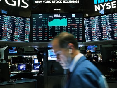 Giới đầu tư ồ ạt bắt đáy, phố Wall đảo chiều tăng điểm